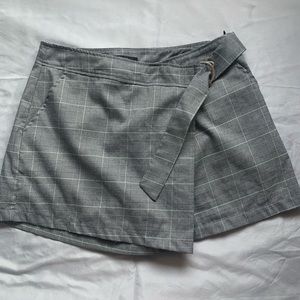 Plaid skort with buckled belt and side pockets